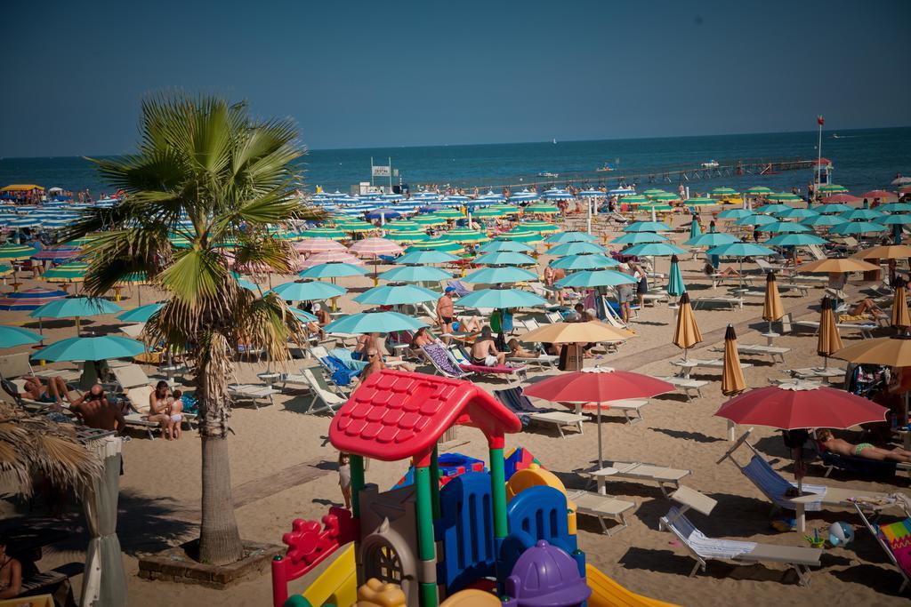 Hotel Aurea Ρίμινι Εξωτερικό φωτογραφία